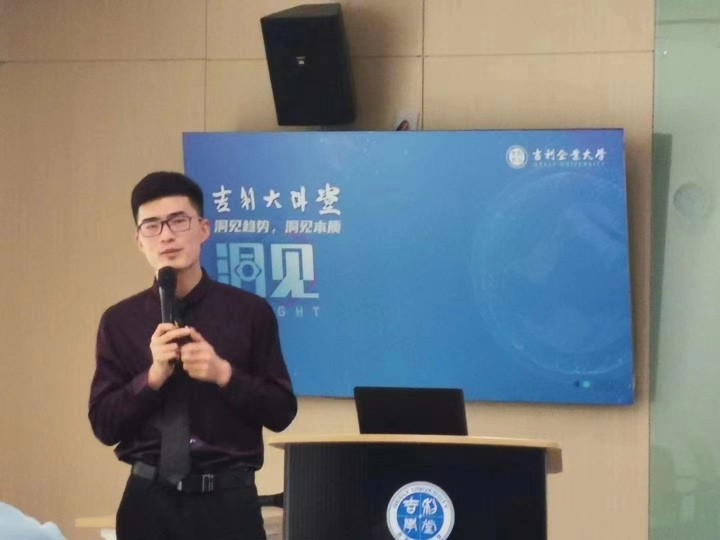 授课现场 · 李佳讲课近景
